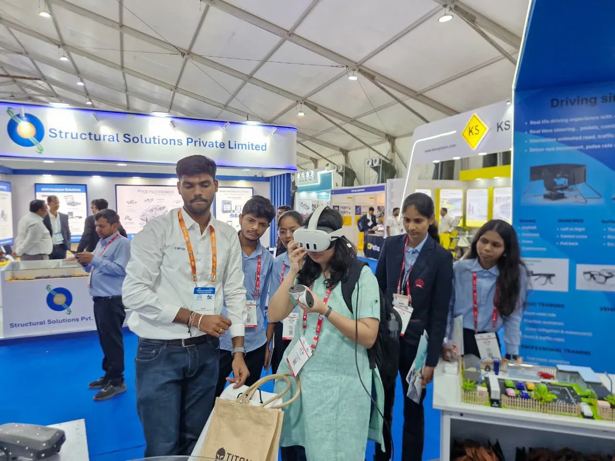 CAPCP demonstrating the Vrelab-developed VR product to exhibition visitors